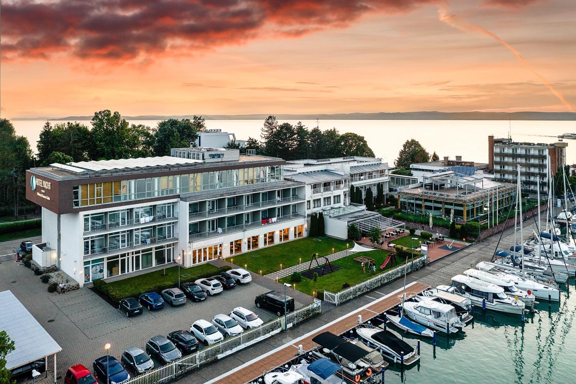 Hotel Yacht Wellness & Business Siofok Exterior photo