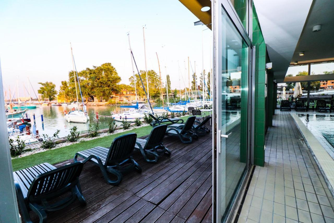 Hotel Yacht Wellness & Business Siofok Exterior photo